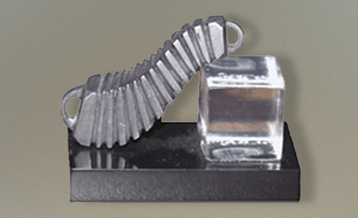 ARRABALERO - Medidas 5 x 6 x 3 cm - Técnica Peltre con pátina negra.