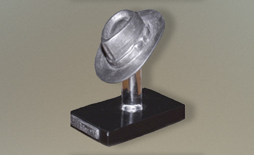 COMPADRITO - Medidas 6 x 5 x 3 cm - Técnica Peltre con pátina negra.
