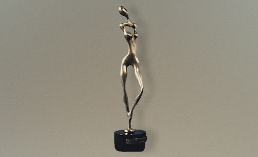 SENSUAL - Altura 15 cm - Técnica Peltre con baño de plata vieja.