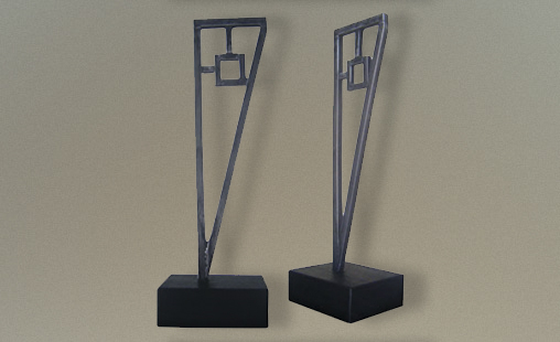 SIMETRICA I - Medidas 17,5 x 6 x 4 cm - Técnica Metal peltre fund.