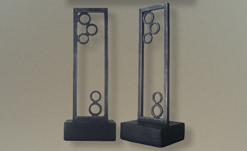 SIMETRICA II - Medidas 15 x 5 x 4 cm - Técnica Metal peltre fund.